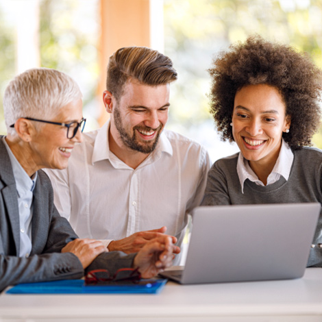 photo-happy-business-colleagues-470×470