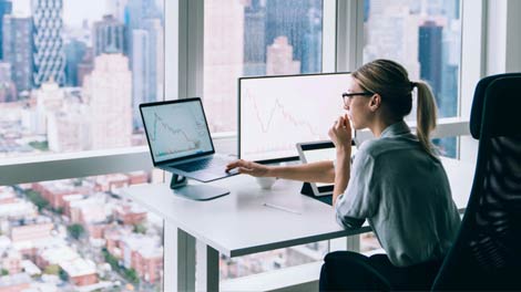 photo-woman-handling-investment-portfolio-470×264